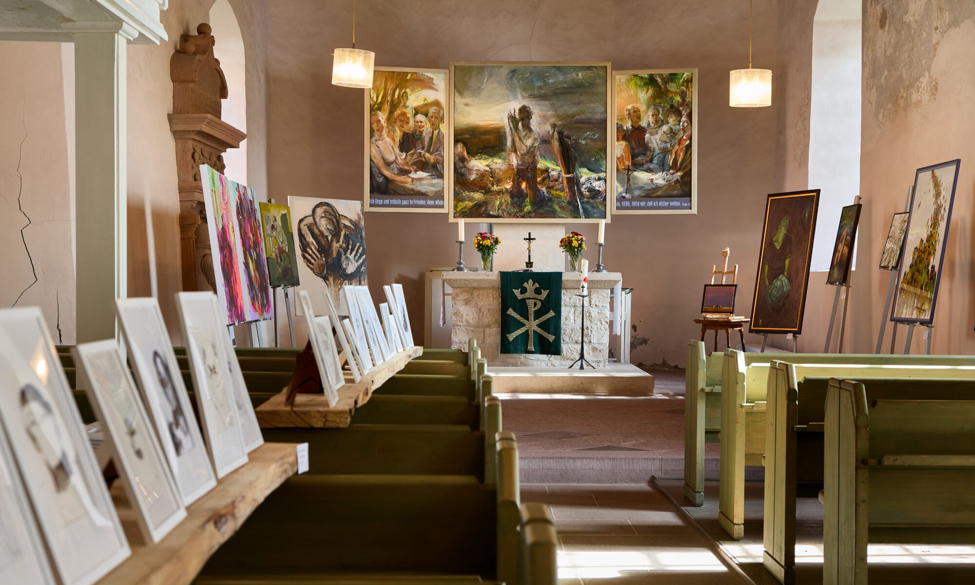Ausstellung im Altarraum